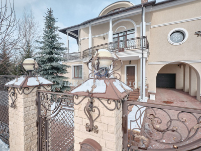 Коттедж с собственным парком
